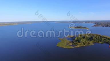 俄罗斯塞利格湖水面、岛屿和机动船的鸟瞰图